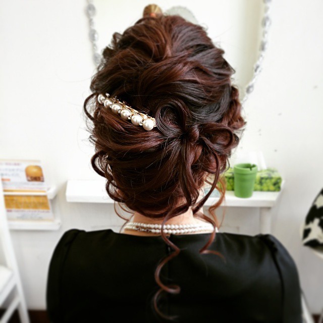 編み込みアレンジは『ルーズ』が旬♡ねじねじアップの海外アンティーク風ヘアが可愛い！にて紹介している画像