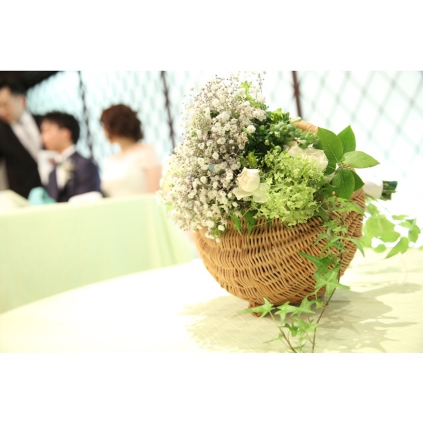 Natural x Green as the Main Theme! The 'Basket Bouquet' is Evolving into Adorably Elegant Styles♡にて紹介している画像