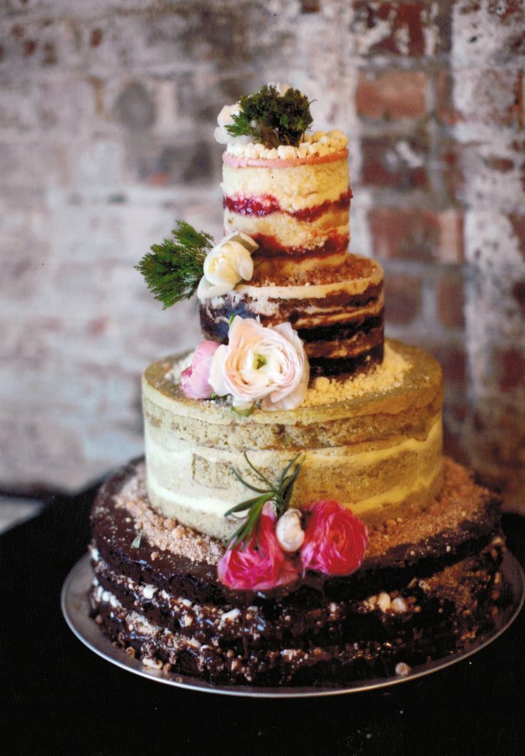 A Touch of Romance: The Rising Trend of Naked Cakes for Your Dream Wedding!にて紹介している画像
