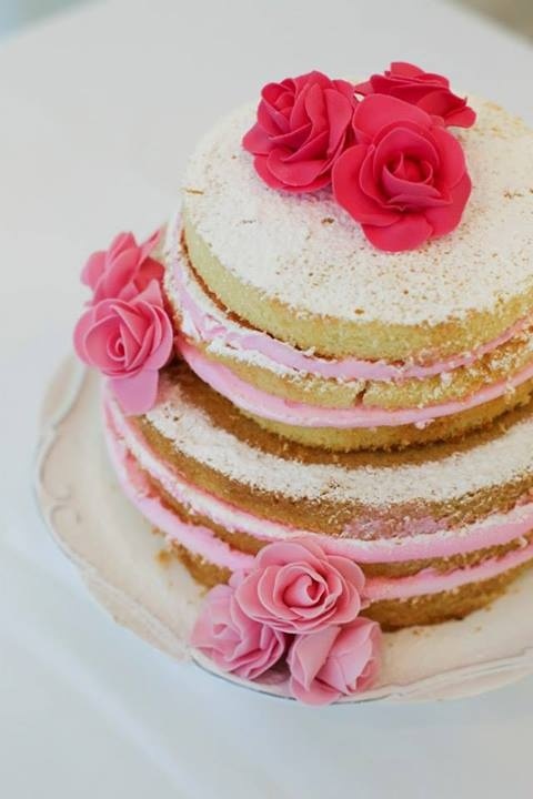 A Touch of Romance: The Rising Trend of Naked Cakes for Your Dream Wedding!にて紹介している画像