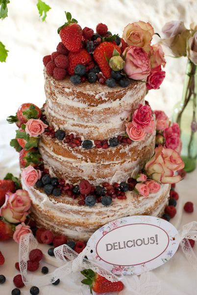A Touch of Romance: The Rising Trend of Naked Cakes for Your Dream Wedding!にて紹介している画像