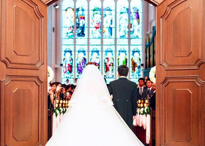 挙式のシャッターチャンス お父さんと並んで入場する瞬間の後ろ姿にジーン Marry マリー