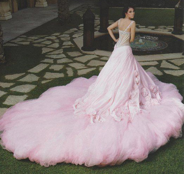 "The Elegant Symbol of Sophistication: A Collection of Gorgeous Dresses Featuring Long, Flowing Trains"にて紹介している画像