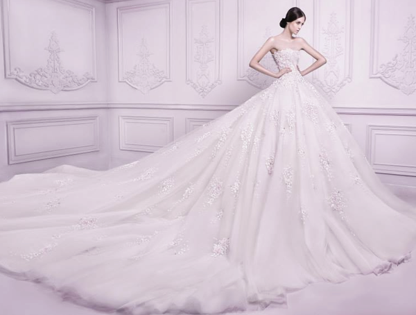 "The Elegant Symbol of Sophistication: A Collection of Gorgeous Dresses Featuring Long, Flowing Trains"にて紹介している画像