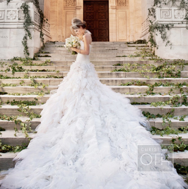 "The Elegant Symbol of Sophistication: A Collection of Gorgeous Dresses Featuring Long, Flowing Trains"にて紹介している画像