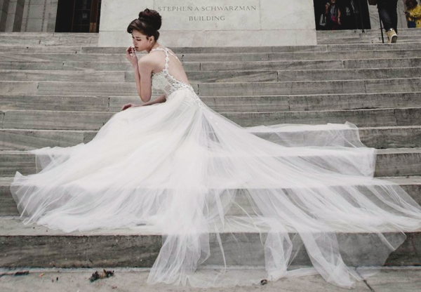 "The Elegant Symbol of Sophistication: A Collection of Gorgeous Dresses Featuring Long, Flowing Trains"にて紹介している画像