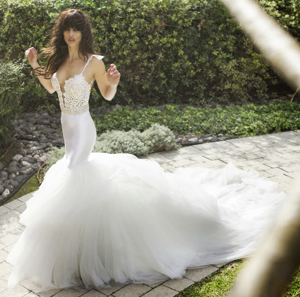 "The Elegant Symbol of Sophistication: A Collection of Gorgeous Dresses Featuring Long, Flowing Trains"にて紹介している画像