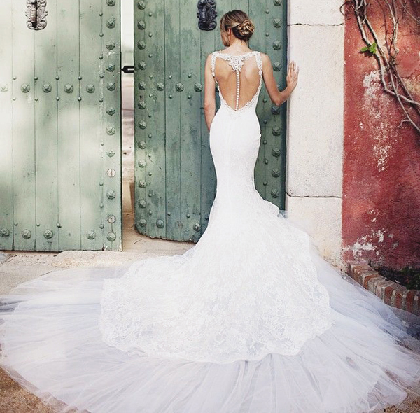 "The Elegant Symbol of Sophistication: A Collection of Gorgeous Dresses Featuring Long, Flowing Trains"にて紹介している画像