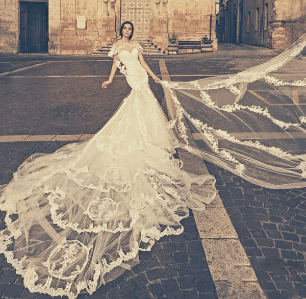 "The Elegant Symbol of Sophistication: A Collection of Gorgeous Dresses Featuring Long, Flowing Trains"にて紹介している画像