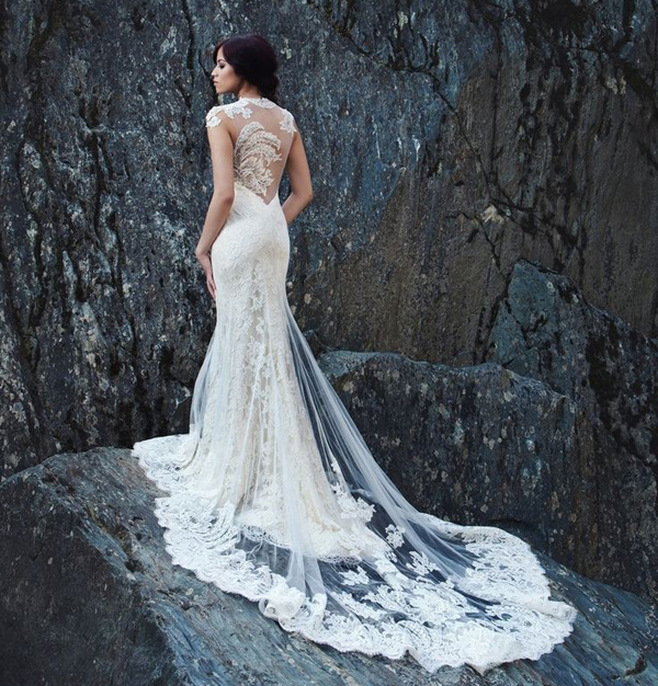 "The Elegant Symbol of Sophistication: A Collection of Gorgeous Dresses Featuring Long, Flowing Trains"にて紹介している画像