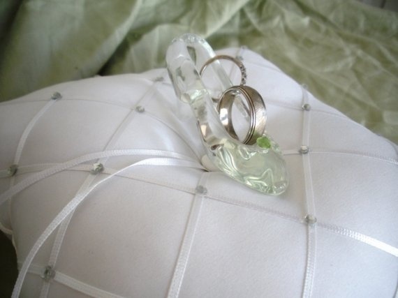 Romantic ♡ 4 Ways to Incorporate Cinderella's Glass Slipper into Your Weddingにて紹介している画像