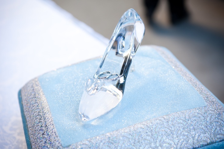 Romantic ♡ 4 Ways to Incorporate Cinderella's Glass Slipper into Your Weddingにて紹介している画像