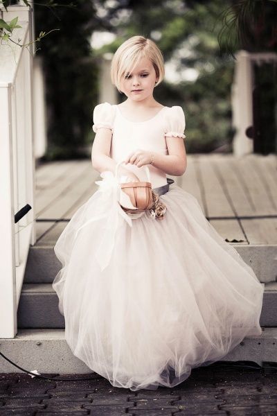 "Stealing the Spotlight with Cuteness: Adorable Ring Bearers and Flower Girls ♡"にて紹介している画像
