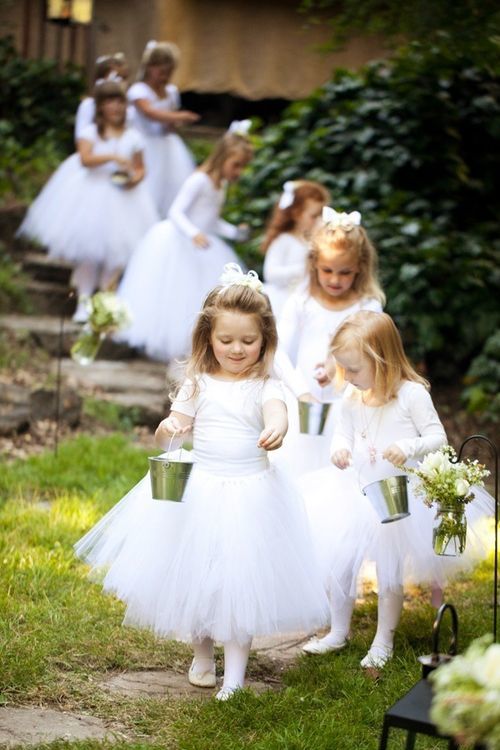 "Stealing the Spotlight with Cuteness: Adorable Ring Bearers and Flower Girls ♡"にて紹介している画像