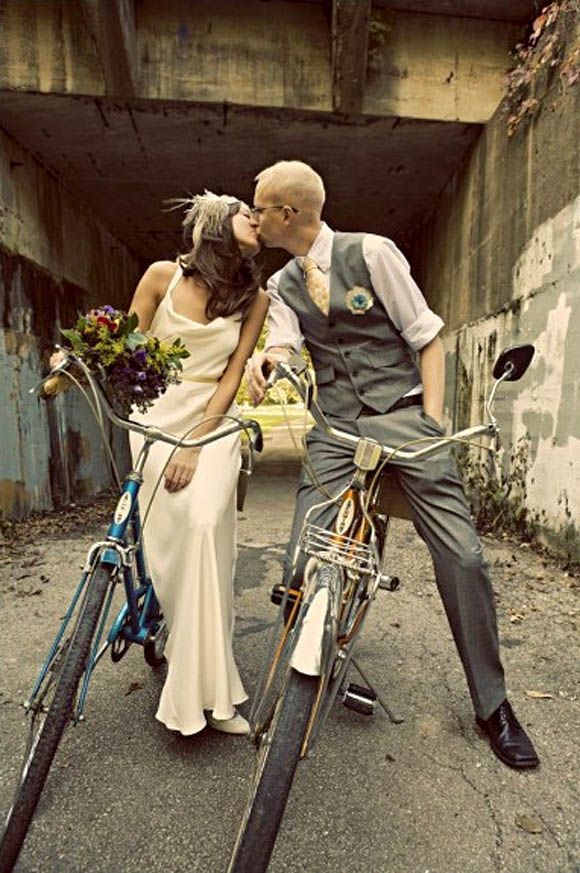 The New Trend for Stylish Couples?! Engagement Photos Taken on Bicycles Are Stunning ♡にて紹介している画像
