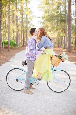 The New Trend for Stylish Couples?! Engagement Photos Taken on Bicycles Are Stunning ♡にて紹介している画像