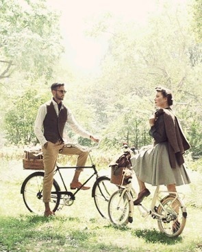 The New Trend for Stylish Couples?! Engagement Photos Taken on Bicycles Are Stunning ♡にて紹介している画像