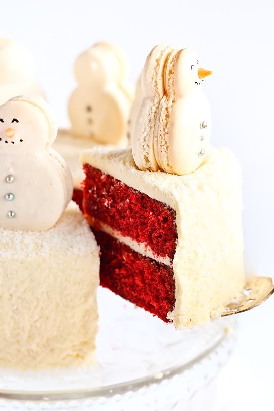 A Collection of Wedding Cake Images That Look Like They're Covered in Snow ♡にて紹介している画像