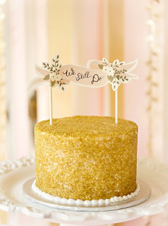 A Collection of Wedding Cake Images That Look Like They're Covered in Snow ♡にて紹介している画像