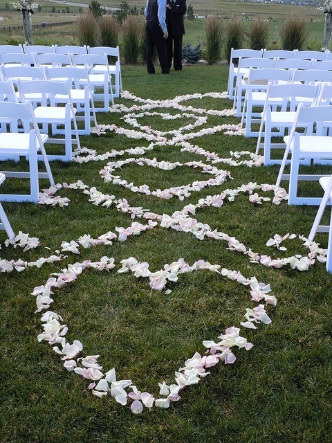 ロマンティックの極めつけ♡花びらで埋め尽くしたバージンロードが素敵すぎる！にて紹介している画像