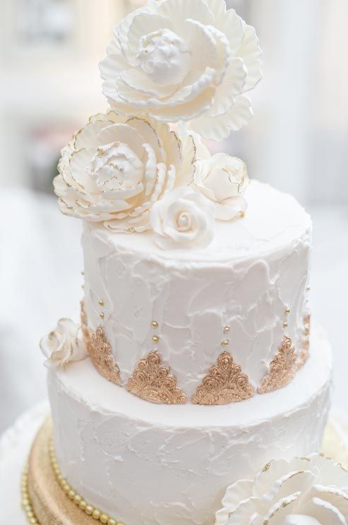 A Collection of Wedding Cake Images That Look Like They're Covered in Snow ♡にて紹介している画像