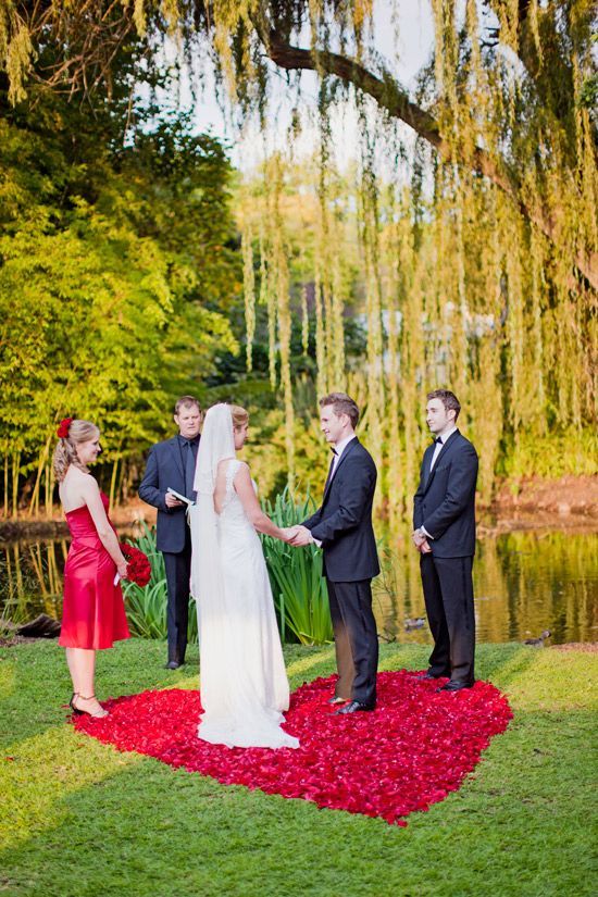 ロマンティックの極めつけ♡花びらで埋め尽くしたバージンロードが素敵すぎる！にて紹介している画像