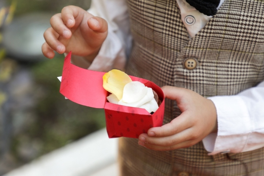 "Say Goodbye to Dull Hand-Delivered Gifts! A Collection of Adorable Containers for Flower and Ribbon Showers♡"にて紹介している画像