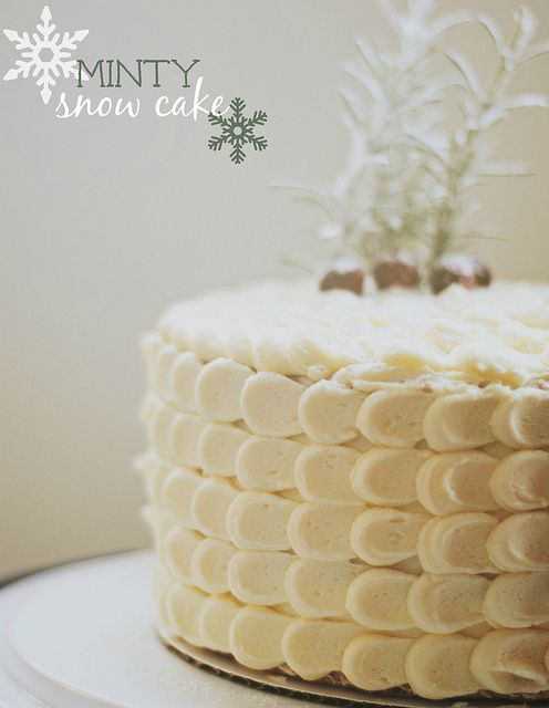 A Collection of Wedding Cake Images That Look Like They're Covered in Snow ♡にて紹介している画像