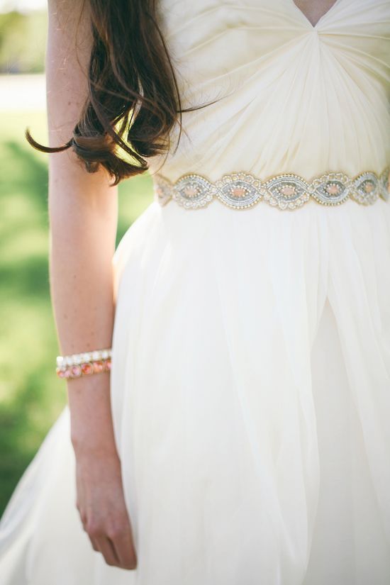 Sparkling Bijou Sash Belts: Adorn Your Waist with Jewels for a Radiant Bride ♡にて紹介している画像