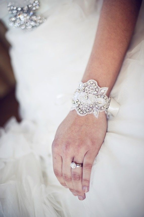 Sparkling Bijou Sash Belts: Adorn Your Waist with Jewels for a Radiant Bride ♡にて紹介している画像