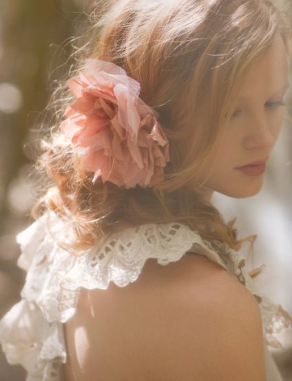 Cute Hairstyles Featuring Flowers ♡にて紹介している画像