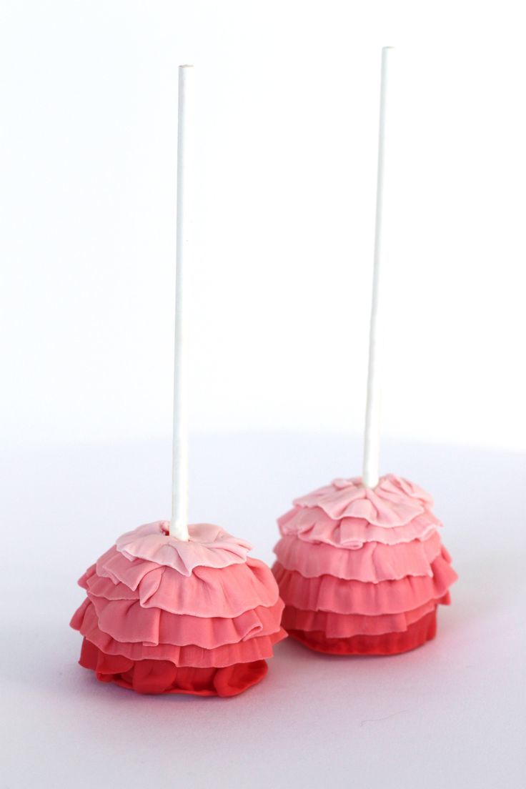 "Fantasy in Gradation: The Dreamy and Adorable 'Ombre Cake' Trend"にて紹介している画像