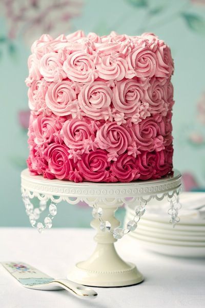 "Fantasy in Gradation: The Dreamy and Adorable 'Ombre Cake' Trend"にて紹介している画像
