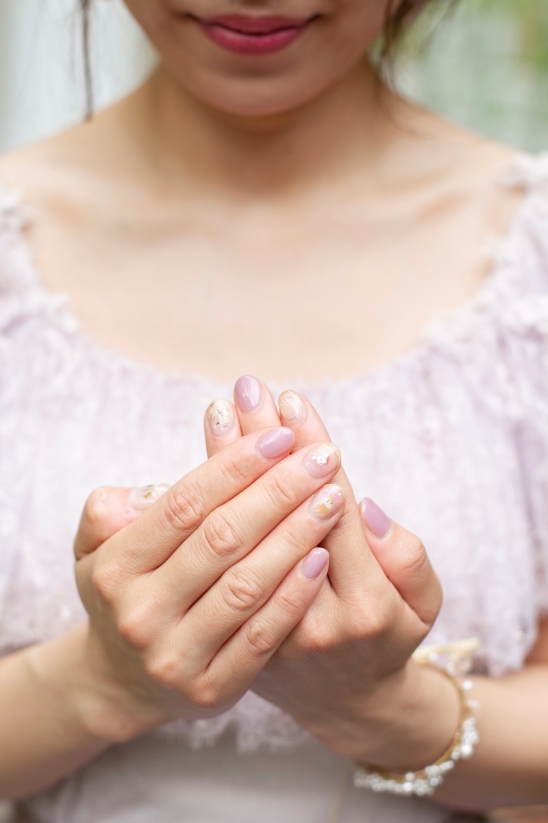 Not Just Simple Product Shots! Bridal Nail Photos Are Absolutely Better with Smiles♡にて紹介している画像