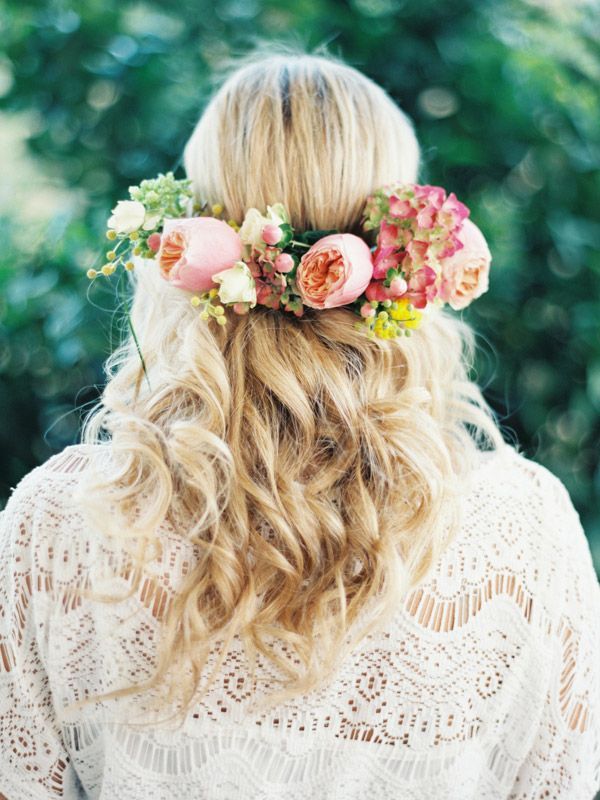 Cute Hairstyles Featuring Flowers ♡にて紹介している画像