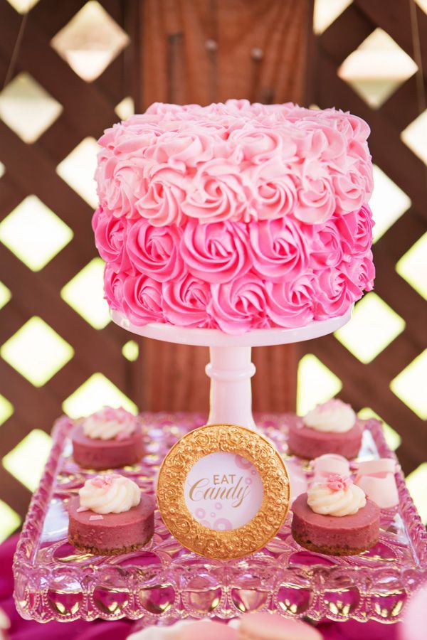 "Fantasy in Gradation: The Dreamy and Adorable 'Ombre Cake' Trend"にて紹介している画像