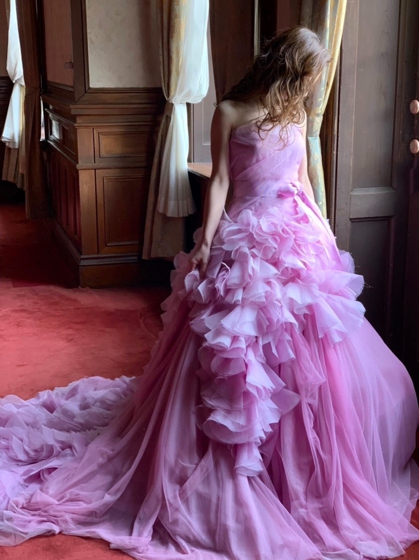 華やか、ご指名NO.1♡ヴェラ・ウォンのふわふわお花畑ドレス『ヘイリー』が可愛すぎ＊*にて紹介している画像