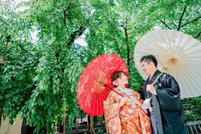 The Timeless Elegance of Traditional Japan: Which Color Uchikake Do You Prefer?にて紹介している画像