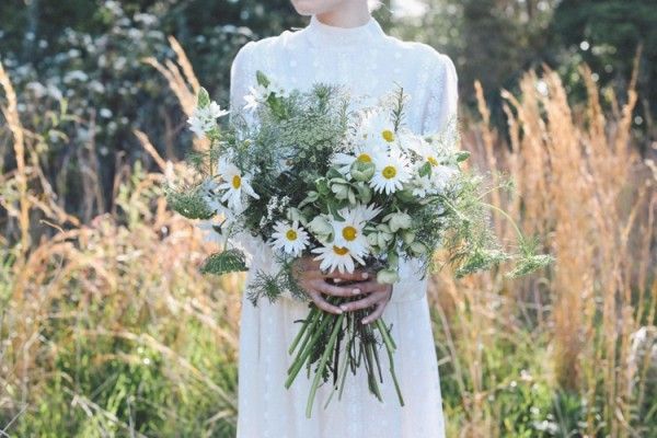Charming Spring Wedding: Featuring Delicate Yellow and White "Margaret" Flowers as the Main Attraction ♡にて紹介している画像