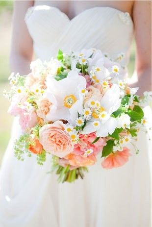 Charming Spring Wedding: Featuring Delicate Yellow and White "Margaret" Flowers as the Main Attraction ♡にて紹介している画像
