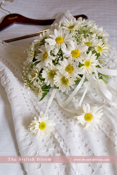 Charming Spring Wedding: Featuring Delicate Yellow and White "Margaret" Flowers as the Main Attraction ♡にて紹介している画像