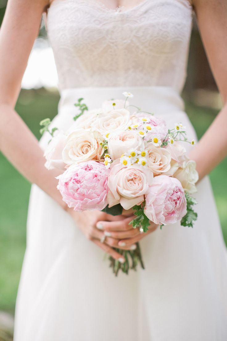 Charming Spring Wedding: Featuring Delicate Yellow and White "Margaret" Flowers as the Main Attraction ♡にて紹介している画像