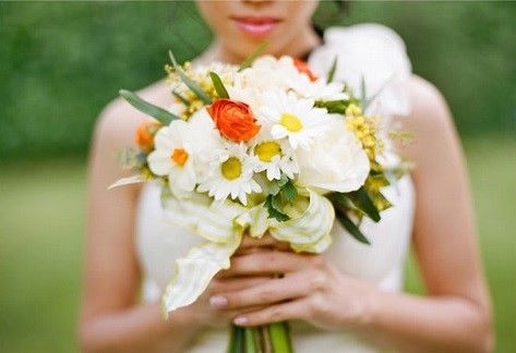 Charming Spring Wedding: Featuring Delicate Yellow and White "Margaret" Flowers as the Main Attraction ♡にて紹介している画像