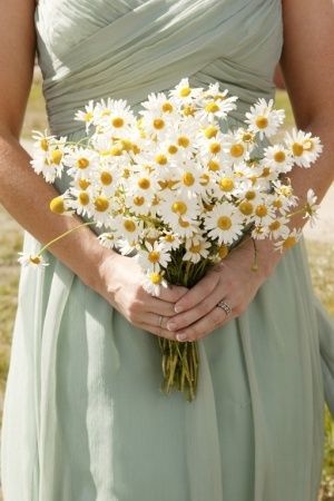 Charming Spring Wedding: Featuring Delicate Yellow and White "Margaret" Flowers as the Main Attraction ♡にて紹介している画像
