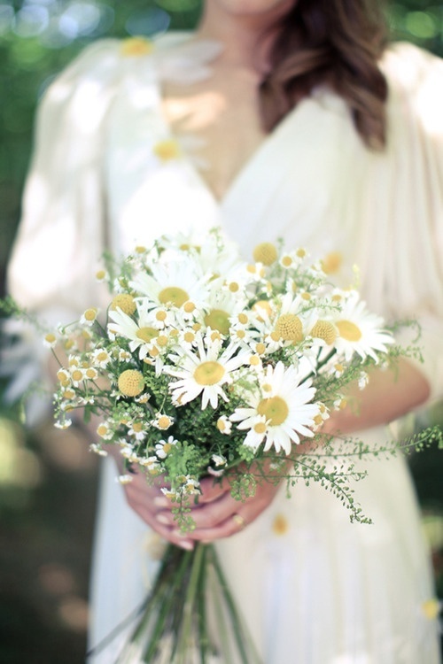 Charming Spring Wedding: Featuring Delicate Yellow and White "Margaret" Flowers as the Main Attraction ♡にて紹介している画像