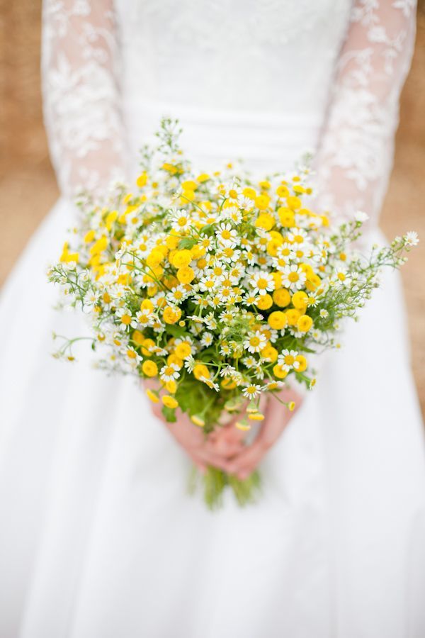 Charming Spring Wedding: Featuring Delicate Yellow and White "Margaret" Flowers as the Main Attraction ♡にて紹介している画像