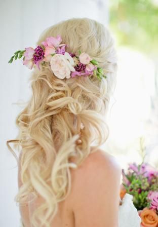 Cute Hairstyles Featuring Flowers ♡にて紹介している画像