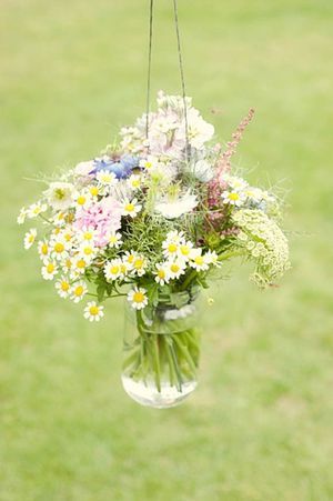 Charming Spring Wedding: Featuring Delicate Yellow and White "Margaret" Flowers as the Main Attraction ♡にて紹介している画像