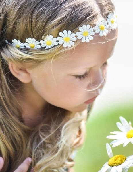 Charming Spring Wedding: Featuring Delicate Yellow and White "Margaret" Flowers as the Main Attraction ♡にて紹介している画像