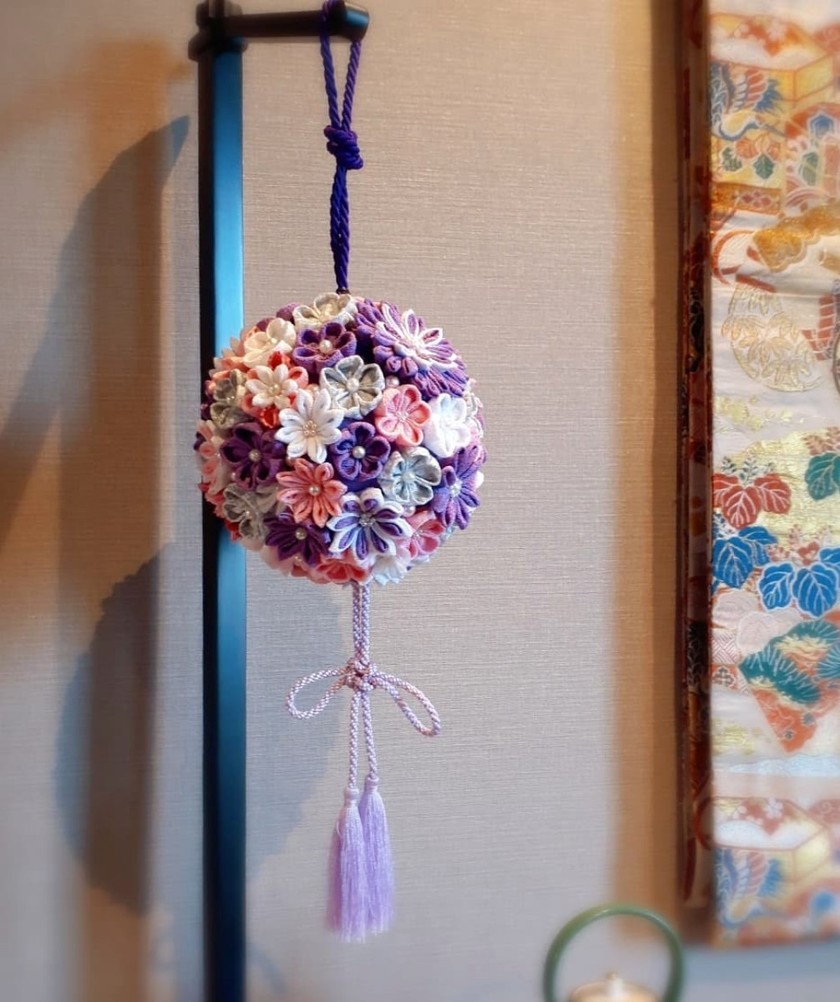 A Collection of Cute Wedding Items Using Japan's Traditional Craft: Tsumami Zaikuにて紹介している画像
